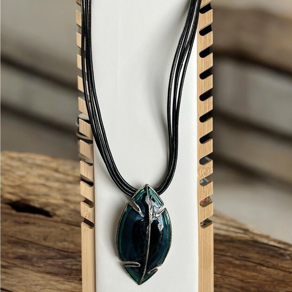 CHICO'S ENAMEL LEAF CHOKER LAGENLOOK W/ADJUSTABLE BLACK CORD - Picture 2 of 5